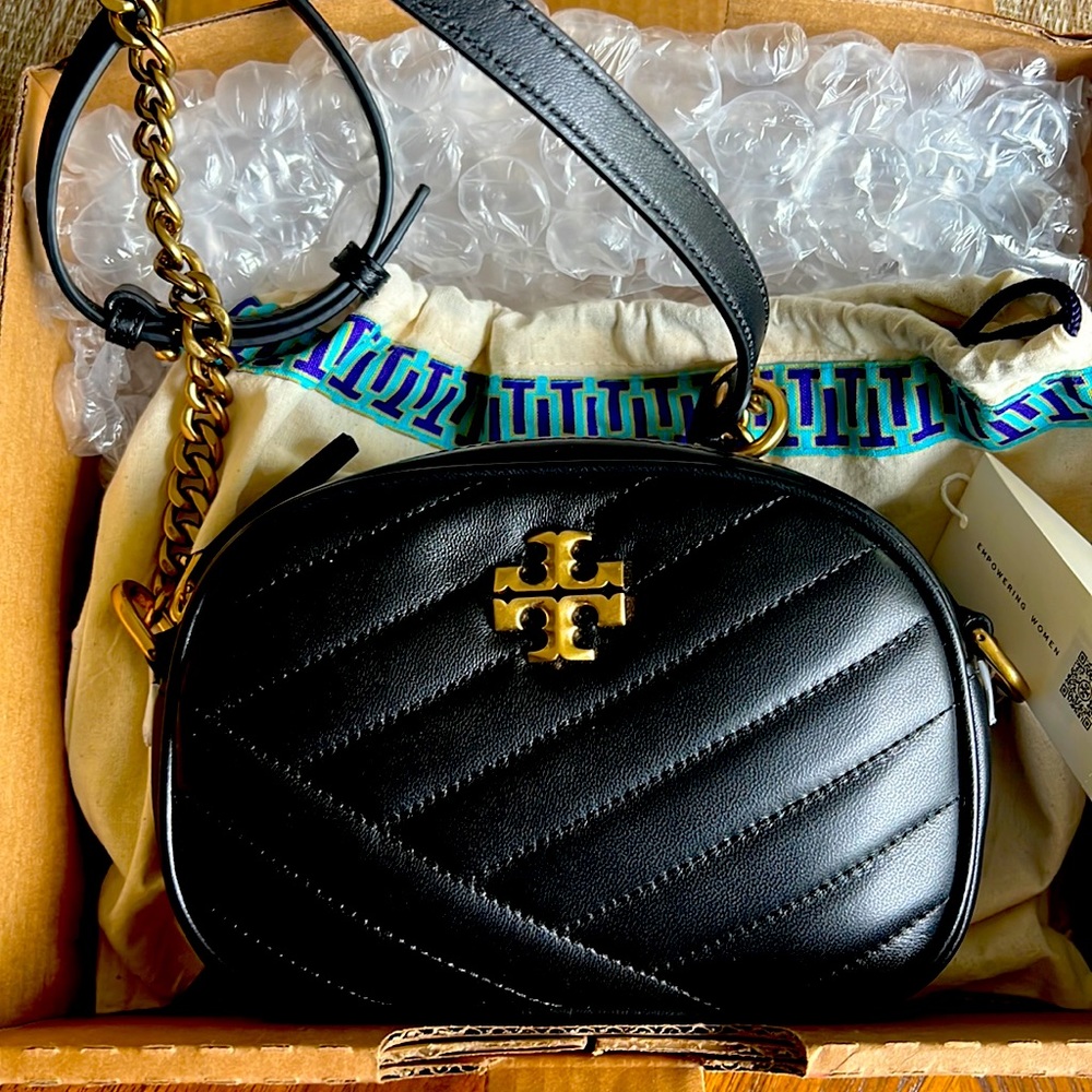 KIRA CHEVRON SMALL CAMERA BAG TORY BURCH black gold crossbody handbag
